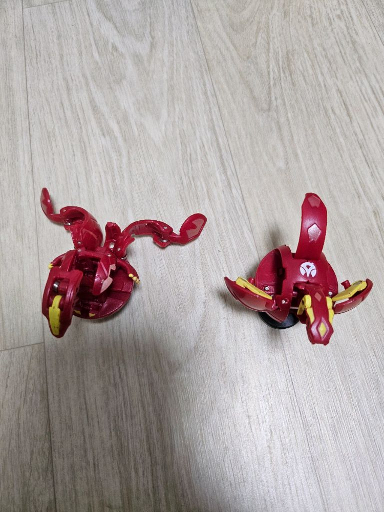 빨간색 바쿠간 변신 로봇 2개--1