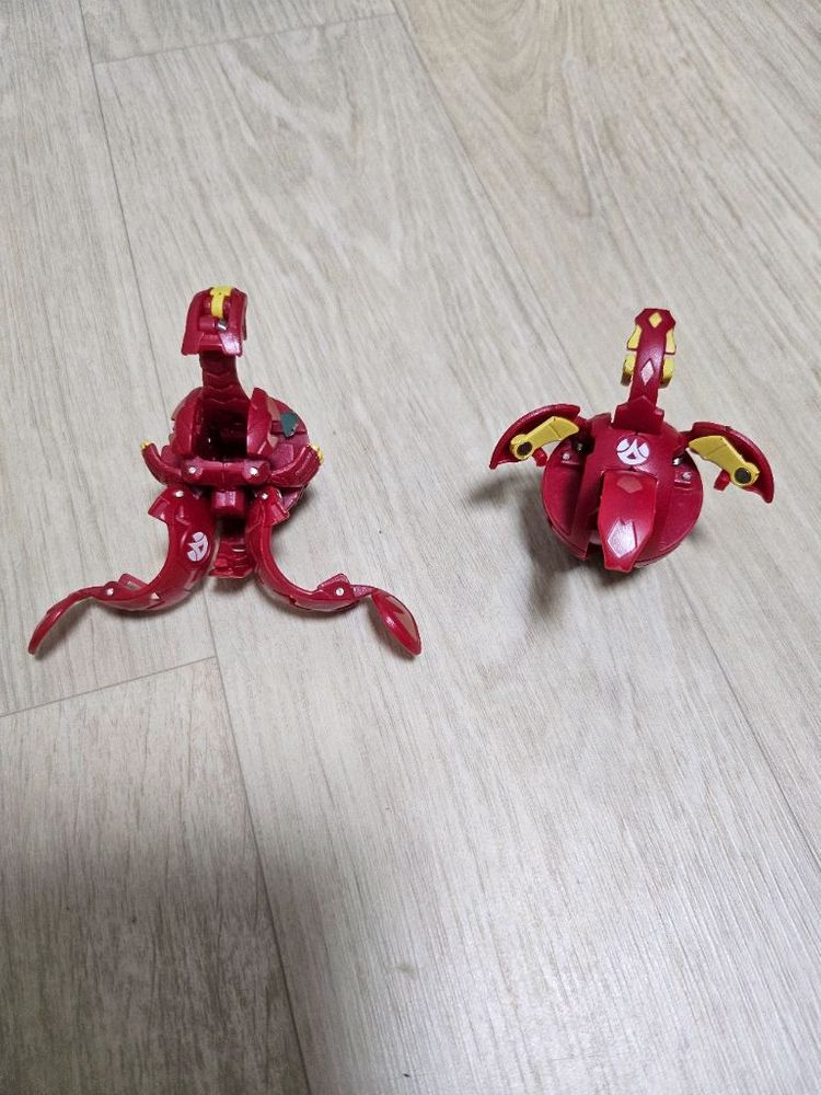 빨간색 바쿠간 변신 로봇 2개--2