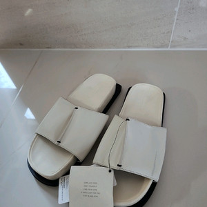새제품 남녀공용 8만원짜리 천연소가죽 슬리퍼 화이트(코오롱스포츠 계열사)