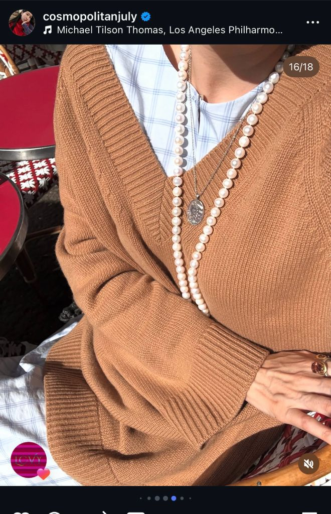 예지스 코스모폴리탄줄라이 파리V넥 니트 / 프리사이즈 / 카멜•그레이 / 미시착새상품 / 각각 11.5 이미지