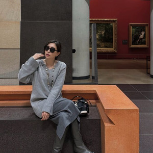 예지스 코스모폴리탄줄라이 파리V넥 니트 / 프리사이즈 / 카멜•그레이 / 미시착새상품 / 각각 11.5 이미지