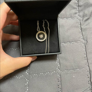 베르사체 목걸이 실버 판매합니다 이미지