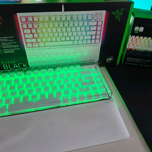 레이저 블랙위도우 V4 75% 화이트 + 레이저 팬텀 키캡 + 맞춤제작 아크릴 보호 덮개 이미지