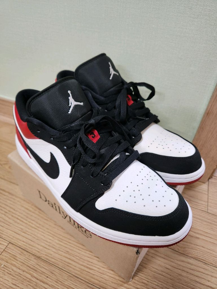 조던1 로우 블랙토 블랙 레드 이미지
