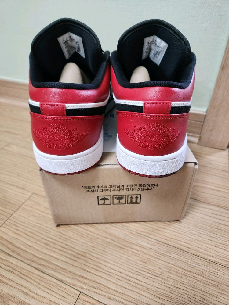 조던1 로우 블랙토 블랙 레드 이미지