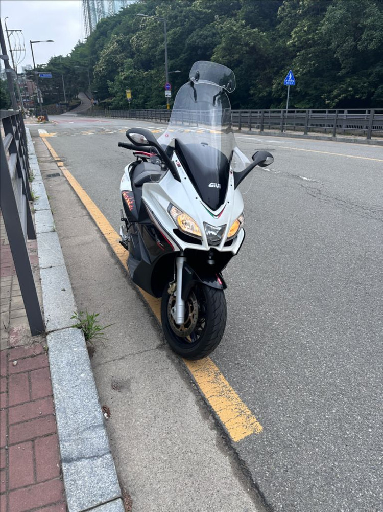 초고속 빅스쿠터(아프릴리아 850cc 스쿠터)--1