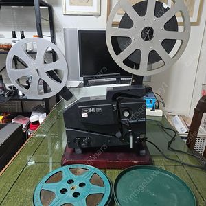 빈티지 엘모 16미리 영사기와 영화필름, 릴 셋 이미지