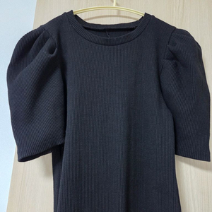 블랙 퍼프 반팔 골지 니트 원피스