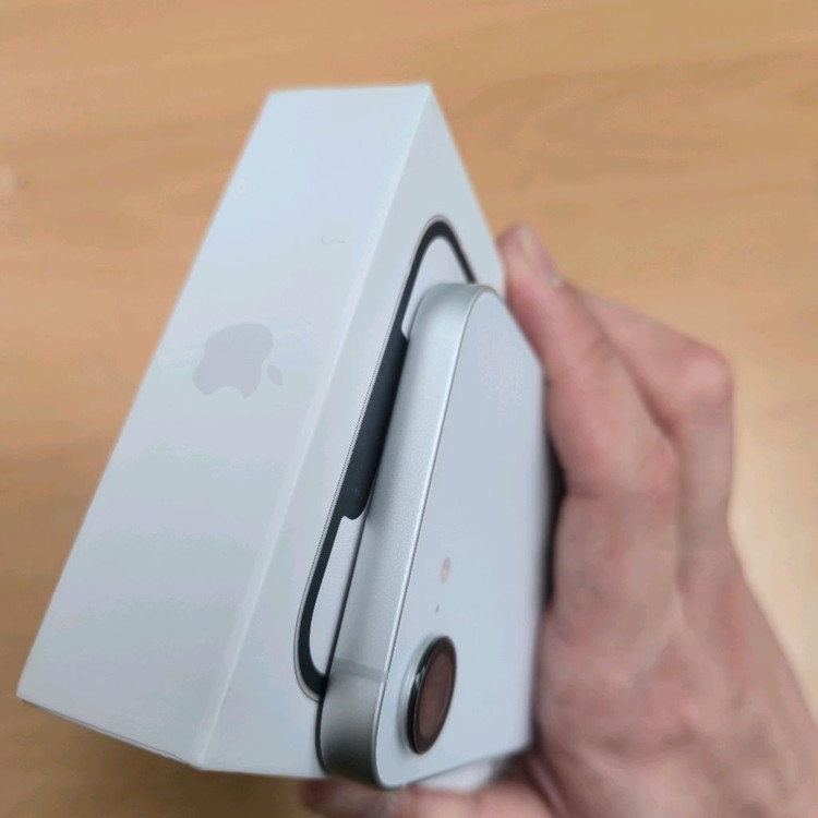 아이폰 16e 화이트 512GB 풀박스 (자급제/애플케어/케이스 12종/보호필름 포함) 이미지