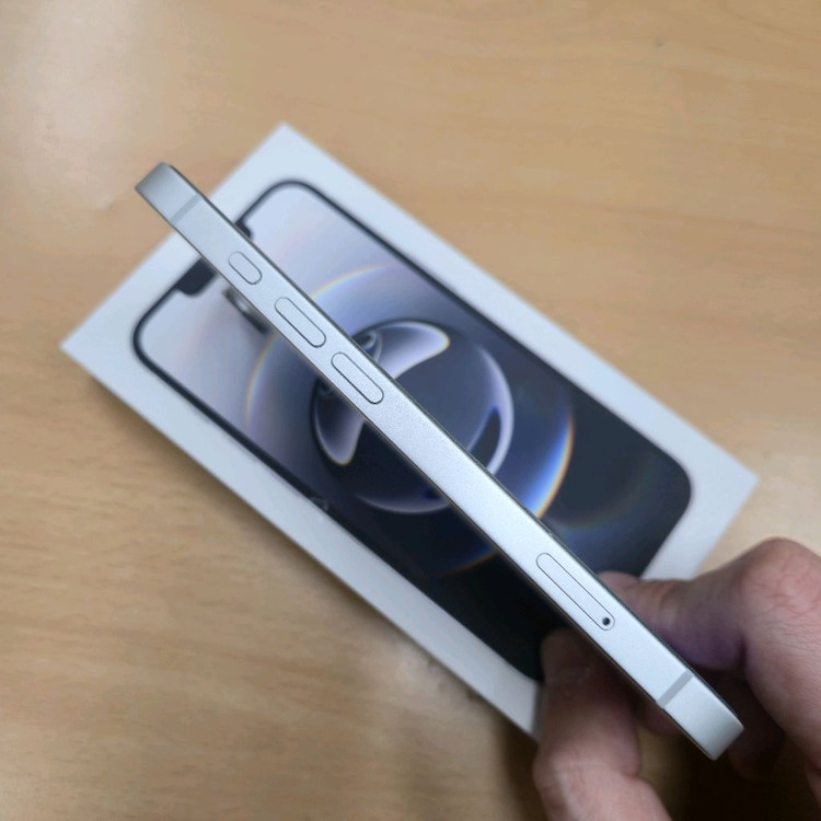 아이폰 16e 화이트 512GB 풀박스 (자급제/애플케어/케이스 12종/보호필름 포함) 이미지