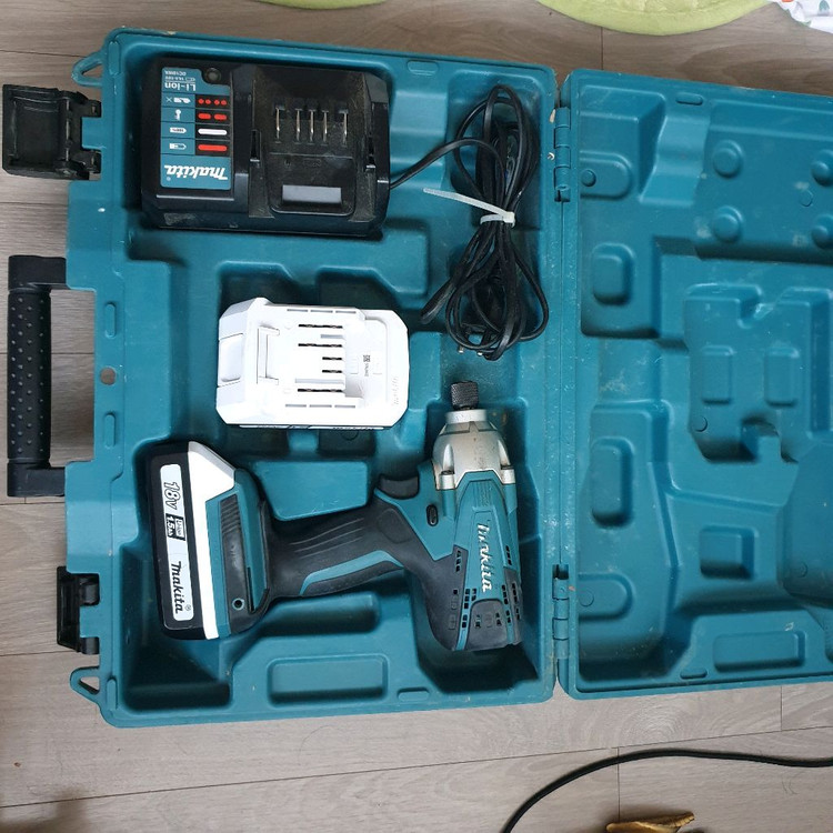 마끼다 TD127D 무선 충전 임팩트 드릴 드라이버 이미지