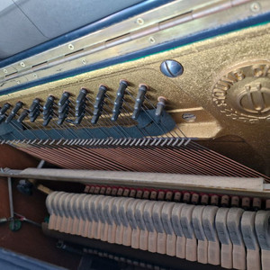 클래식 스타일 하이햇 피아노 이미지