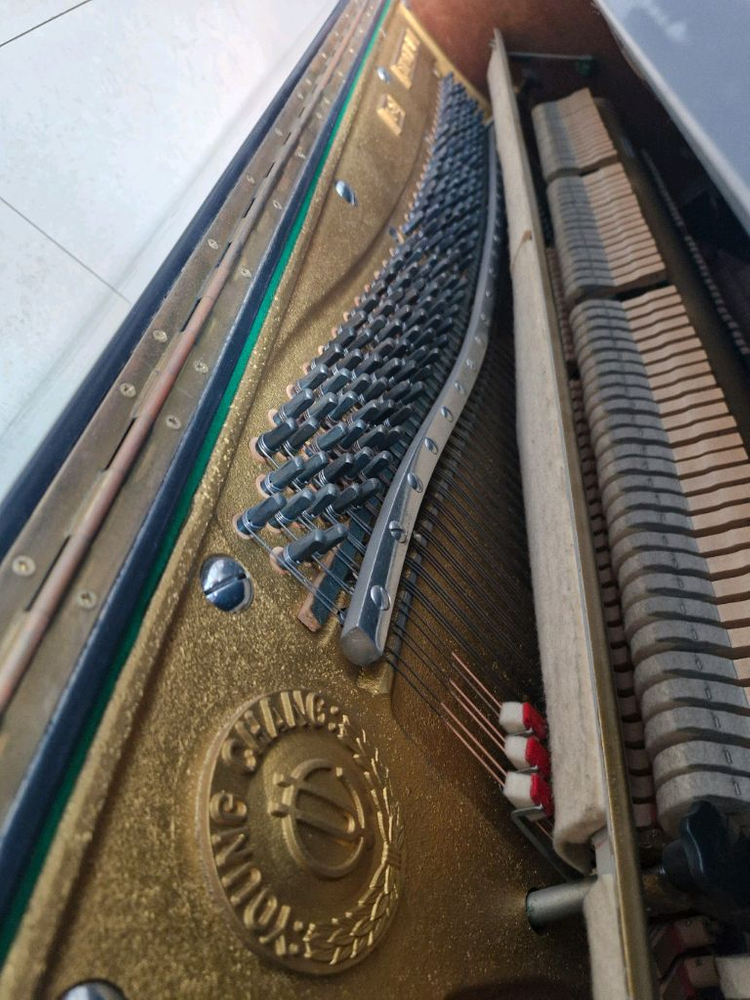 클래식 스타일 하이햇 피아노 이미지