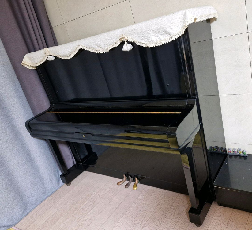 클래식 스타일 하이햇 피아노 이미지