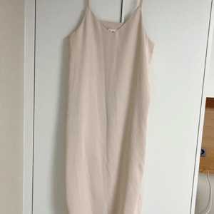 베이지 끈나시 비치 새틴 롱원피스