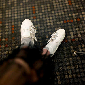 로저비비에 크리스탈 버클 슬립온 스니커즈 화이트 이미지