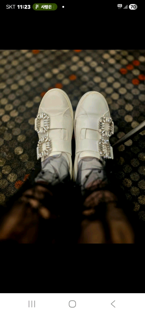 로저비비에 크리스탈 버클 슬립온 스니커즈 화이트 이미지