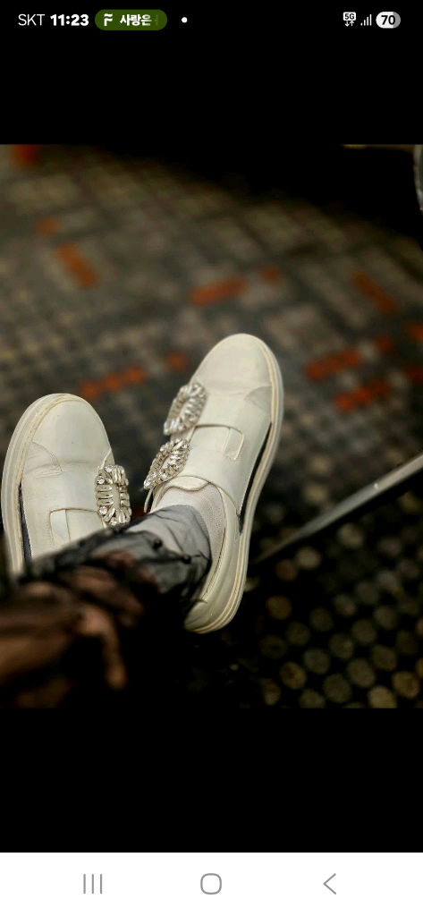 로저비비에 크리스탈 버클 슬립온 스니커즈 화이트 이미지