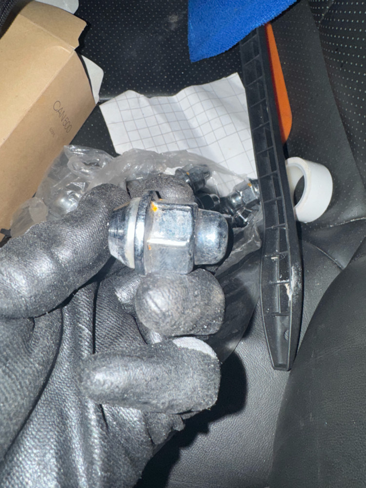 자동차 휠볼트 한대분--1