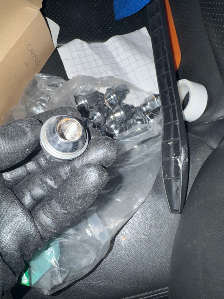 자동차 휠볼트 한대분--2