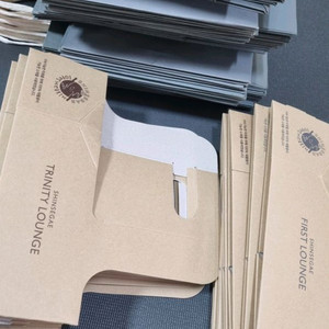 신세계라운지 종이가방과 캐리어 모두