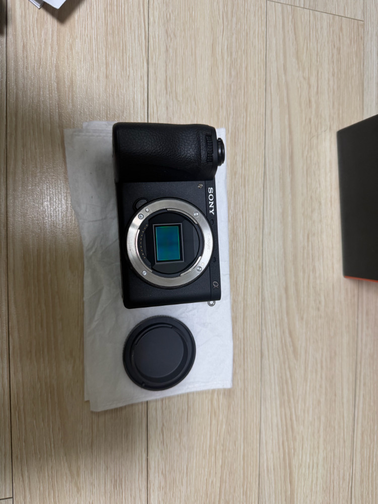 보증많이 남은 소니 a6700 판매합니다--2