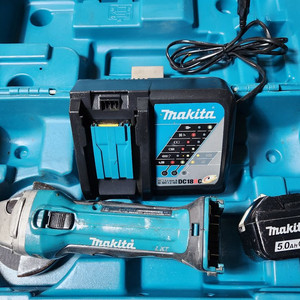 마끼다 18v 충전그라인더 DGA402 팝니다 이미지