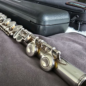 당신의 첫번째 선율, 야마하 YFL 221 플룻 이미지