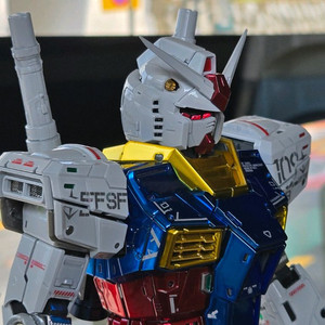 Pg 언리쉬드 퍼스트 건담 티타늄피니쉬 스타일 도색작 이미지