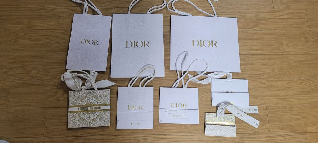 명품 쇼핑백 모음 (에르메스, 디올, 샤넬 외)다양한 브랜드 쇼핑백 이미지