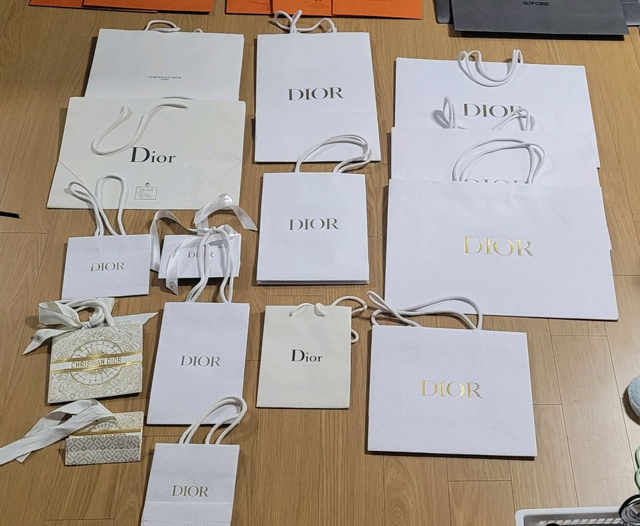 명품 쇼핑백 모음 (에르메스, 디올, 샤넬 외)다양한 브랜드 쇼핑백 이미지