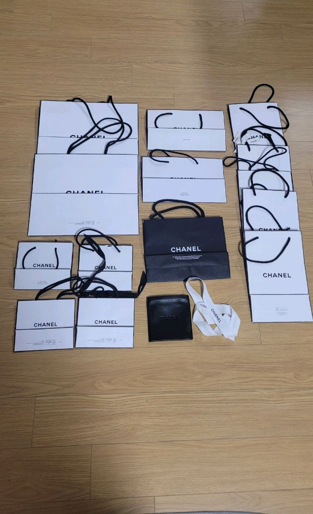 명품 쇼핑백 모음 (에르메스, 디올, 샤넬 외)다양한 브랜드 쇼핑백 이미지