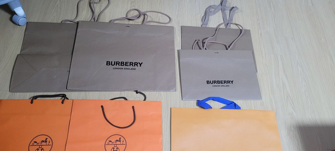 명품 쇼핑백 모음 (에르메스, 디올, 샤넬 외)다양한 브랜드 쇼핑백 이미지