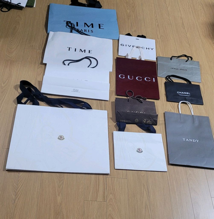 명품 쇼핑백 모음 (에르메스, 디올, 샤넬 외)다양한 브랜드 쇼핑백 이미지