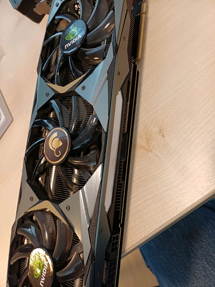 RTX 2080 8GB 그래픽카드 이미지