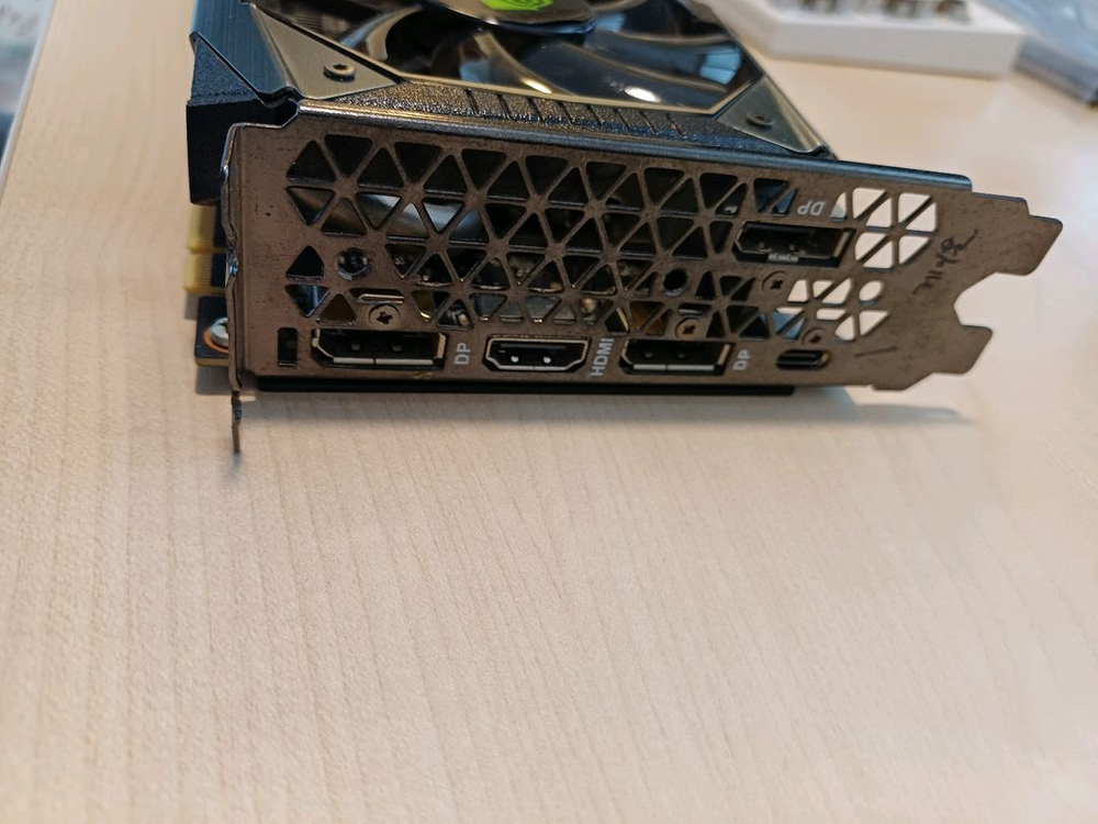 RTX 2080 8GB 그래픽카드 이미지