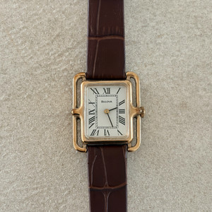 부로바 여성 사각 금장 가죽 시계