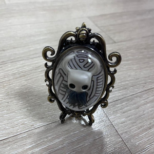 할로우나이트 실크송 한정판 뱃지 피규어