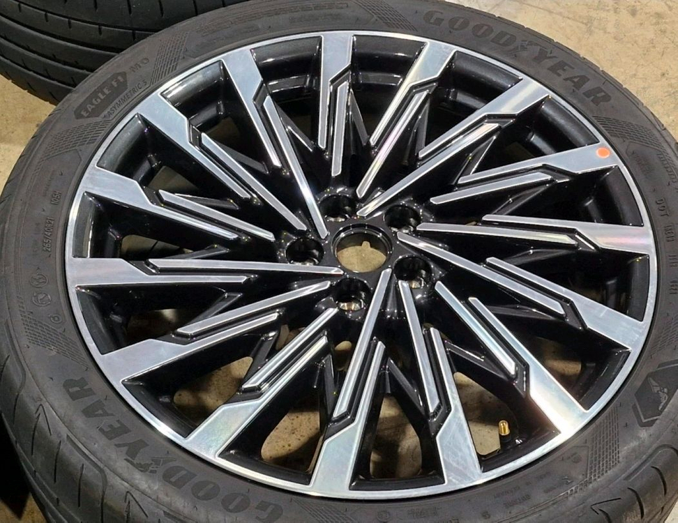 현대 싼타페 MX5 캘리그라피 21인치 휠타이어 셋트판매 합니다 이미지