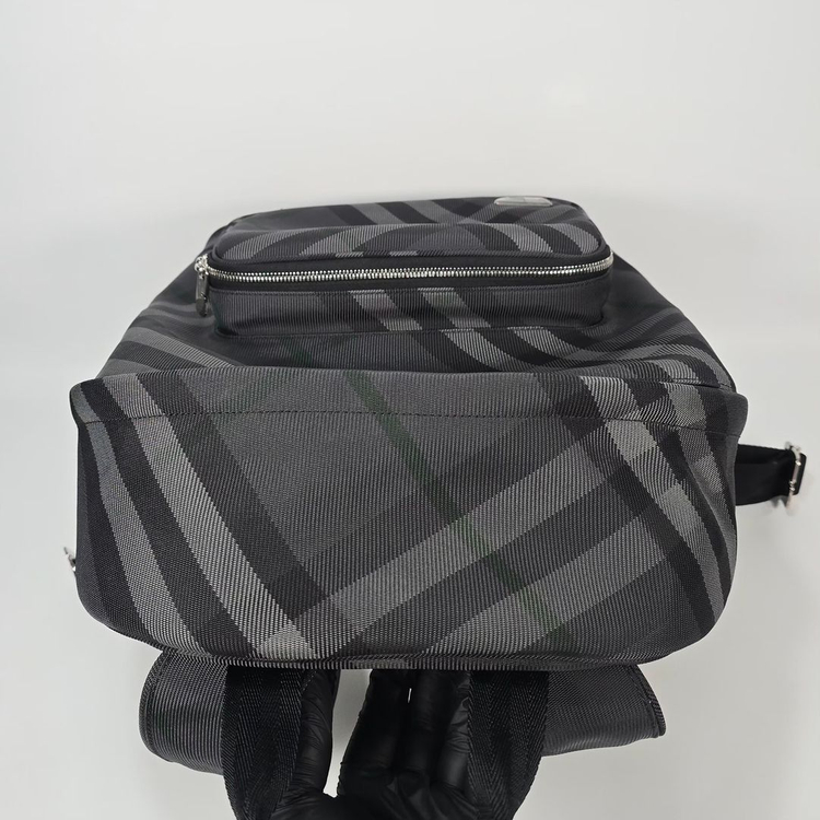 버버리 헤리티지 체크 백팩 이미지