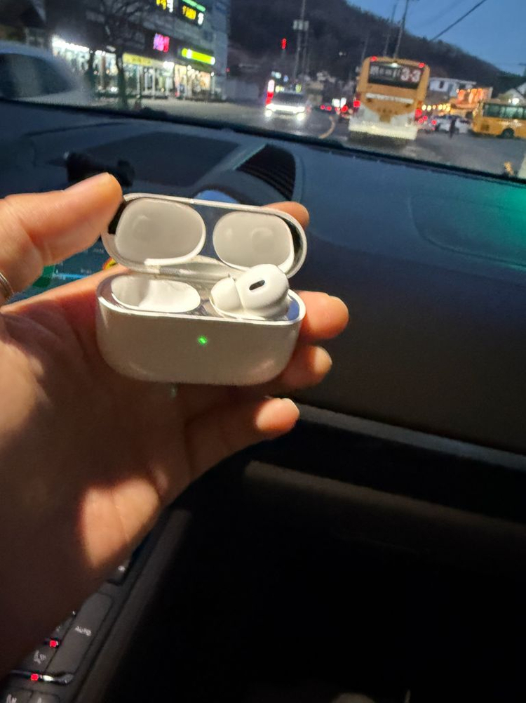에어팟프로2 본체+오른쪽 라이트닝 이미지