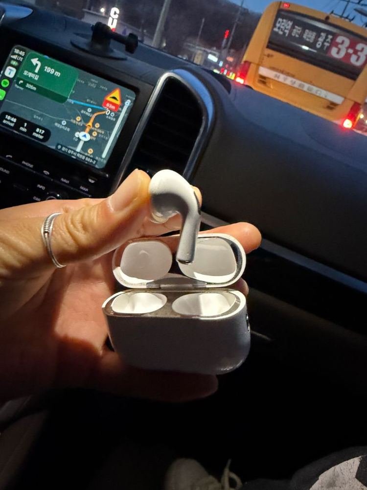 에어팟프로2 본체+오른쪽 라이트닝 이미지