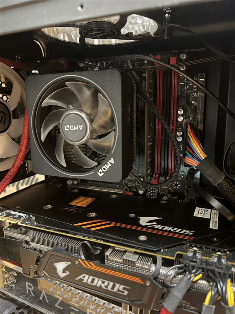 고성능 게이밍 PC 본체 이미지