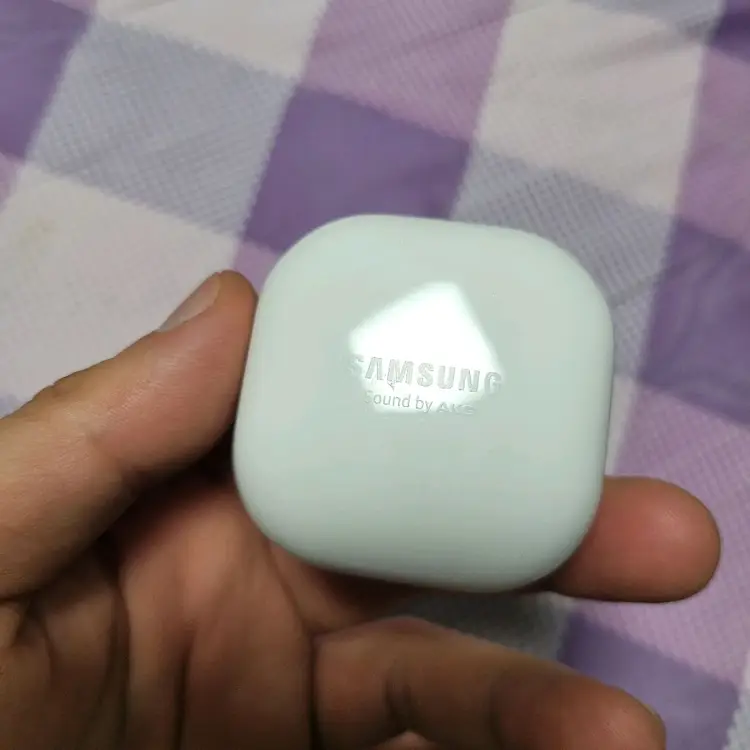 삼성 갤럭시 버즈 라이브 화이트 색상 고장 이미지