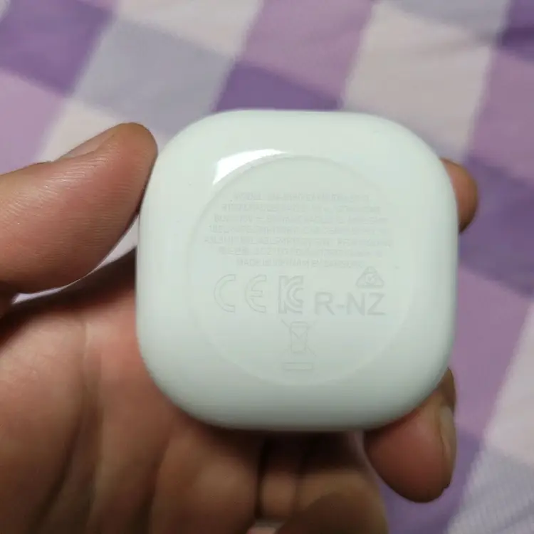 삼성 갤럭시 버즈 라이브 화이트 색상 고장 이미지