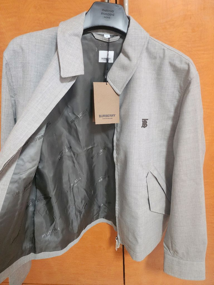 새상품 버버리 그레이 블루종 자켓 팝니다. 정가283만원--3