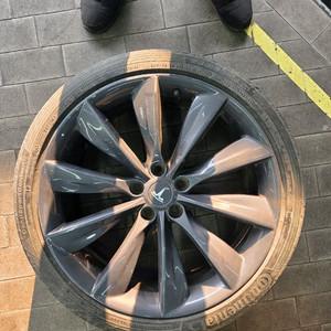 전기차 순정 휠 타이어 세트 테슬라모델s 이미지