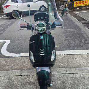 베스파 LX 125 블랙 스쿠터 이미지