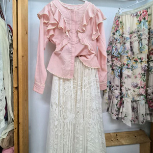 릴리브라운 프릴자수 블라우스