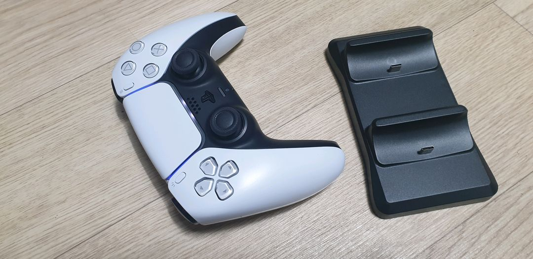 PS5 듀얼센스 화이트 신품충전기--1